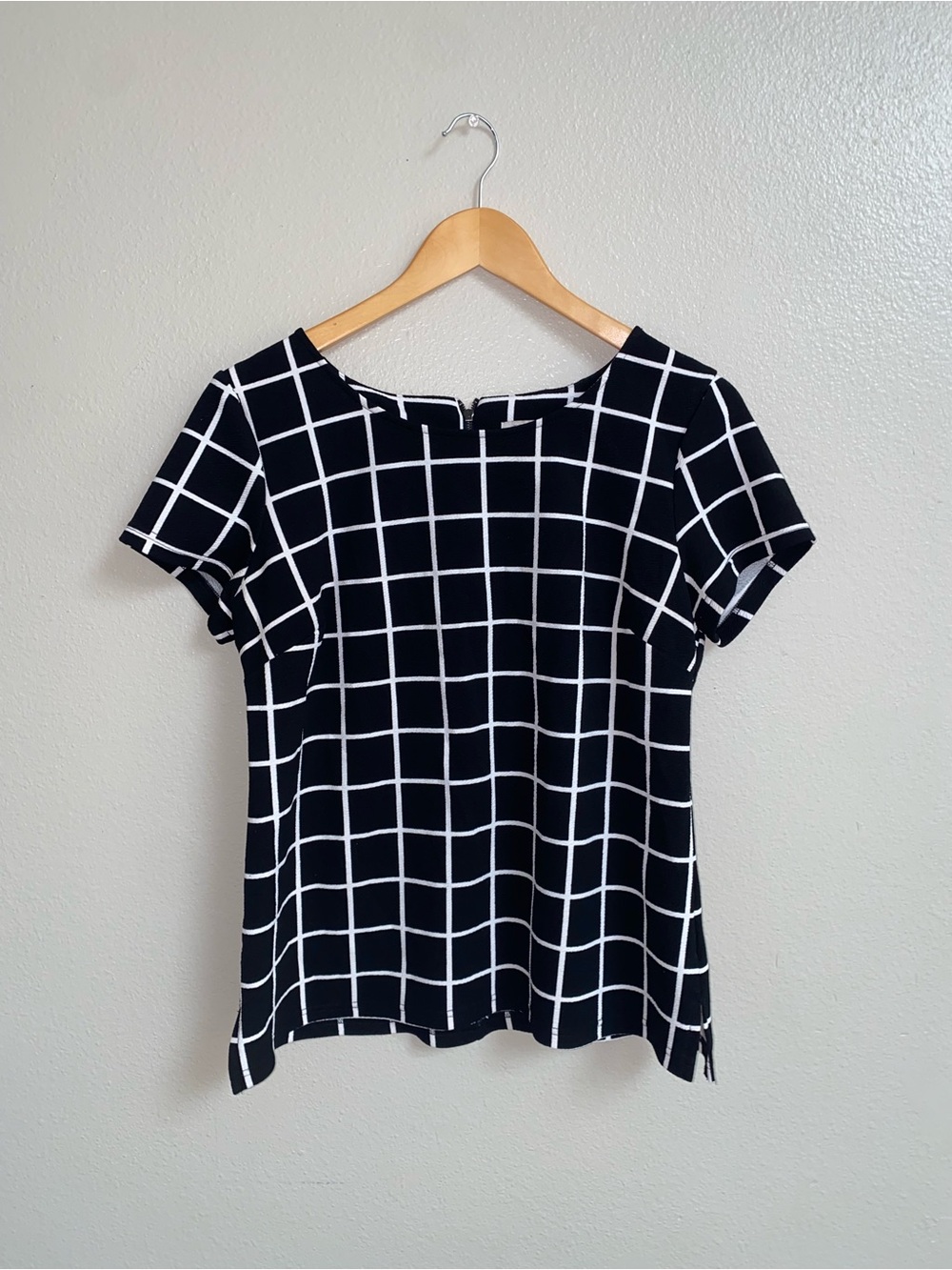 ROZ&ALI Black White Career Top Side Slits Back Zip Size Medium